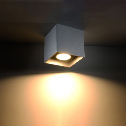Plafonnier cube LED gris dans un salon contemporain