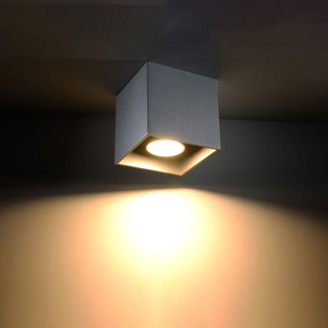 Plafonnier cube LED gris dans un salon contemporain