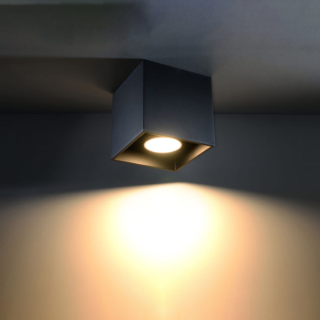 Plafonnier cube LED noir dans un salon contemporain