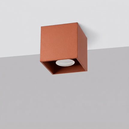 Plafonnier Cube LED ocre rouge, vue en situation sur fond clair
