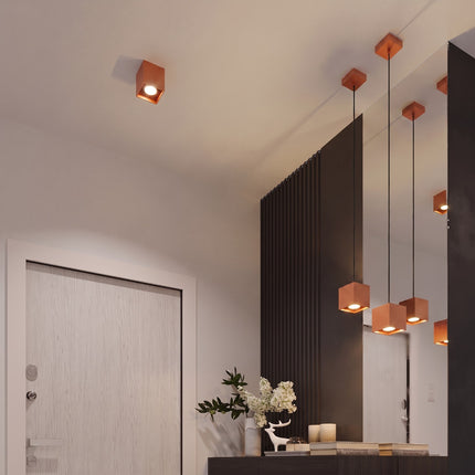 Plafonnier Cube LED ocre rouge dans une entrée contemporaine