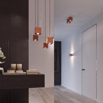 Plafonnier Cube LED ocre rouge dans un couloir clair