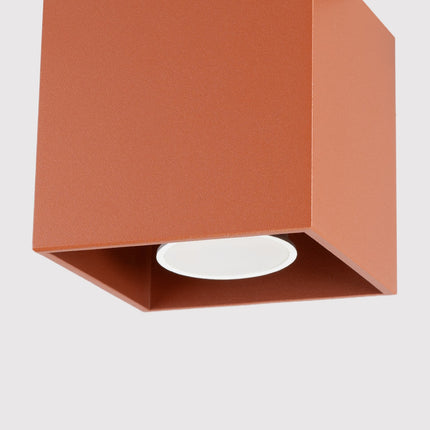 Plafonnier Cube LED ocre rouge, packshot de trois quarts