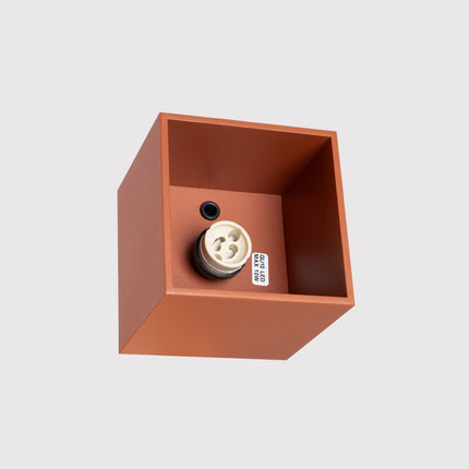 Plafonnier Cube LED ocre rouge, détail de la douille et du support