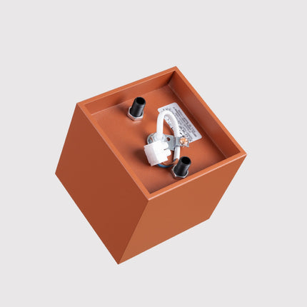 Plafonnier Cube LED ocre rouge, détail du système de fixation