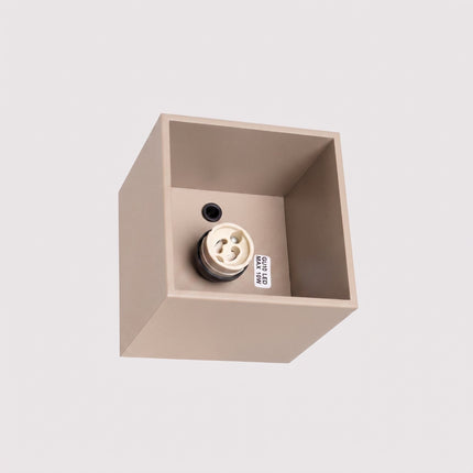 Plafonnier Cube LED taupe, détail de la douille et du support
