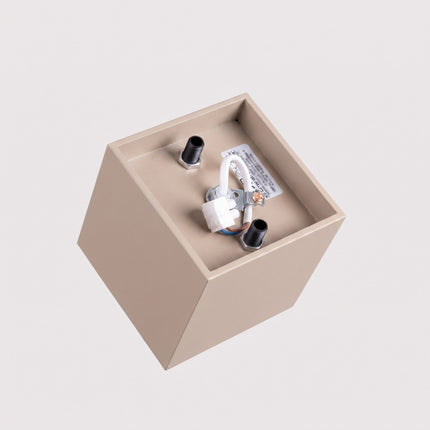 Plafonnier Cube LED taupe, détail du système de fixation