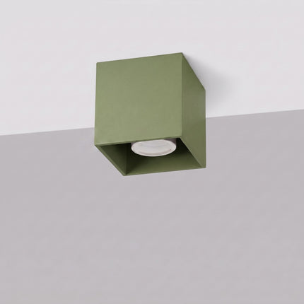 Plafonnier Cube LED vert olive, vue en situation sur fond clair