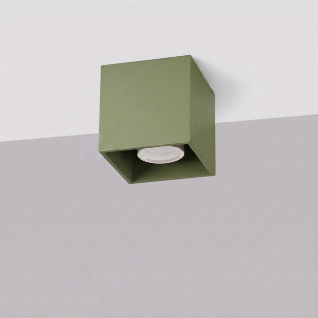 Plafonnier Cube LED vert olive, vue en situation sur fond clair