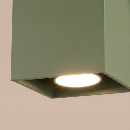 Plafonnier Cube LED vert olive sur fond coloré, vue de trois quarts