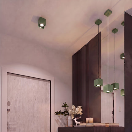 Plafonnier Cube LED vert olive dans une entrée contemporaine