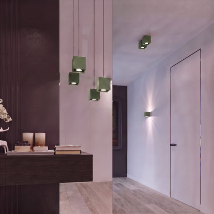 Plafonnier Cube LED vert olive dans un couloir clair