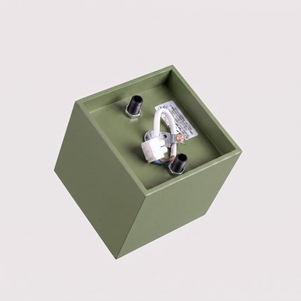 Plafonnier Cube LED vert olive, détail du système de fixation
