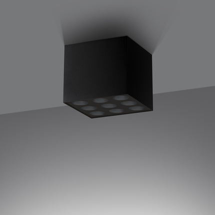 Plafonnier cube noir vu de trois quarts, fini aluminium mat et arêtes nettes