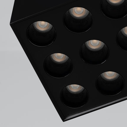 Plafonnier cube multi-focal vu de dessous, neuf foyers LED disposés en grille carrée