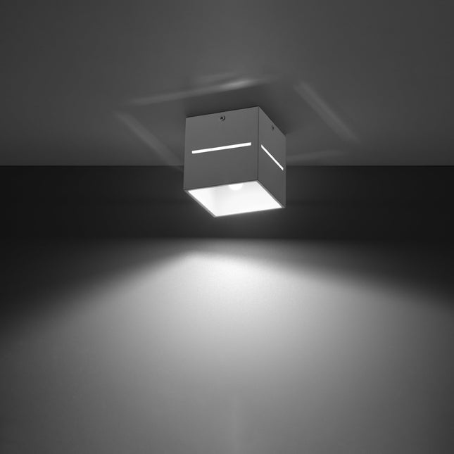 Plafonnier Cube Ouvert blanc au plafond d'une salle à manger épurée