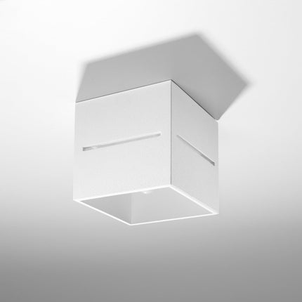 Plafonniers Cube Ouvert blancs installés au plafond d'un salon contemporain