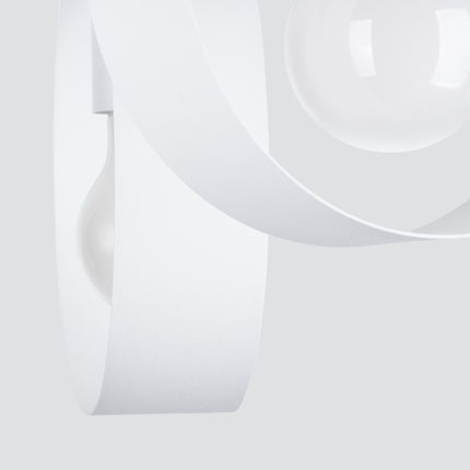 Détail de la finition blanc mat d'un anneau du plafonnier Cyclone Trio