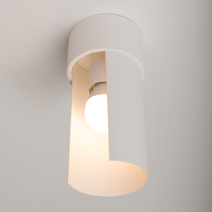 plafonnier cylindre à demi-coque ouverte blanc, packshot de trois quarts