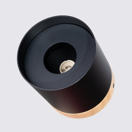 Alignement de plafonniers cylindre noir et bois dans un couloir contemporain
