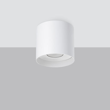 Plafonnier cylindrique blanc vu en saillie sur un plafond, ambiance intérieure claire