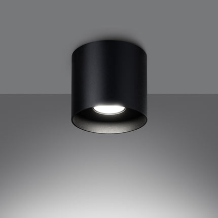 Gros plan sur la finition noire mate en aluminium du plafonnier cylindrique