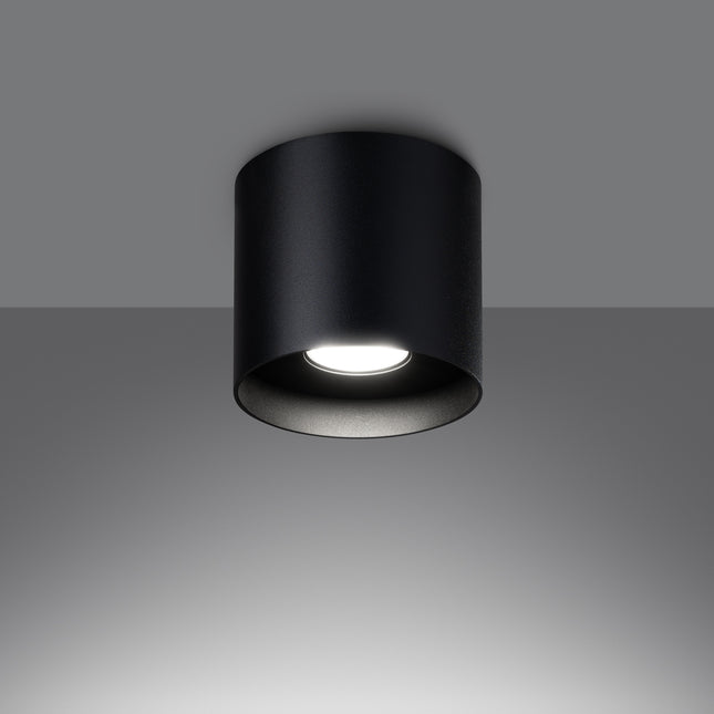 Gros plan sur la finition noire mate en aluminium du plafonnier cylindrique