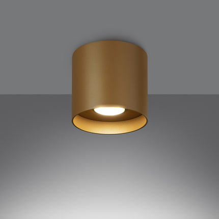 Gros plan sur la finition dorée en aluminium du plafonnier cylindrique