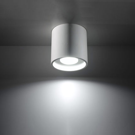 Plafonnier cylindre LED blanc dans un salon contemporain