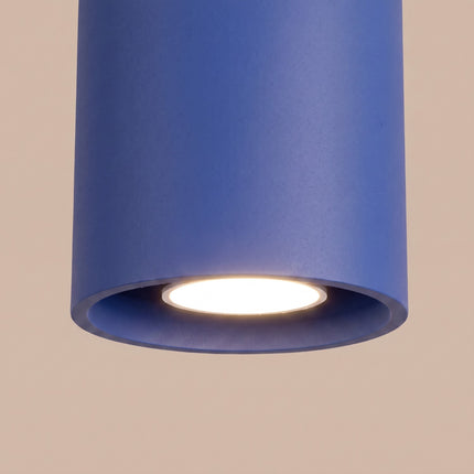 Plafonnier Cylindre LED bleu outremer sur fond coloré, vue de trois quarts
