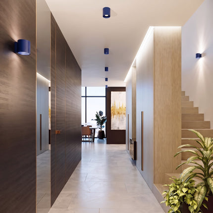 Plafonnier Cylindre LED bleu outremer dans une entrée contemporaine