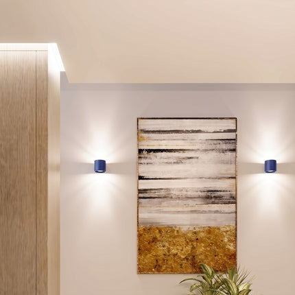 Plafonnier Cylindre LED bleu outremer dans un couloir clair
