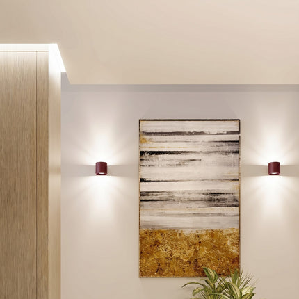 Plafonnier Cylindre LED bordeaux dans un couloir clair