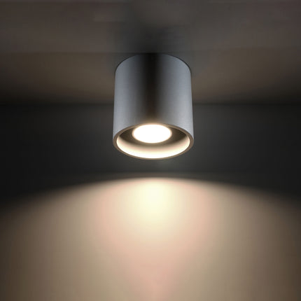 Plafonnier cylindre LED gris dans un salon contemporain