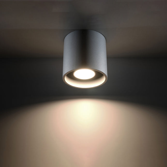 Plafonnier cylindre LED gris dans un salon contemporain