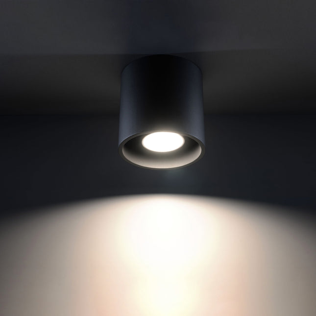 Détail du plafonnier cylindre noir mat en aluminium avec ampoule GU10 allumée