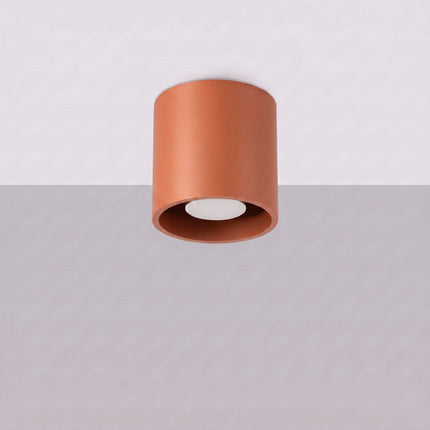 Plafonnier Cylindre LED ocre rouge, vue en situation sur fond clair