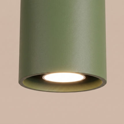 Plafonnier Cylindre LED vert olive sur fond coloré, vue de trois quarts