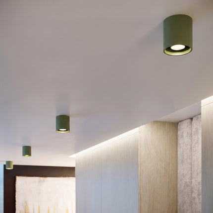 Plafonnier Cylindre LED vert olive au-dessus d'un plan de travail