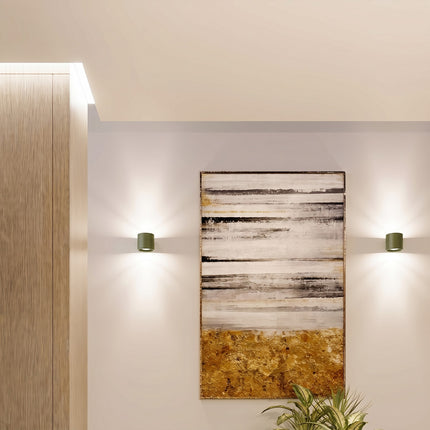 Plafonnier Cylindre LED vert olive dans un couloir clair