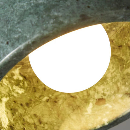 Détail de l'intérieur doré et de l'ampoule globe du plafonnier en marbre vert