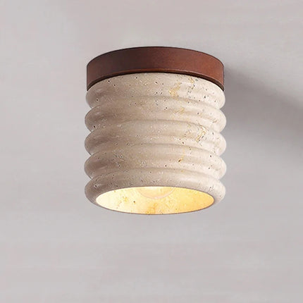 Plafón cilindro de travertino natural anillado con placa de madera, visto de frente apagado