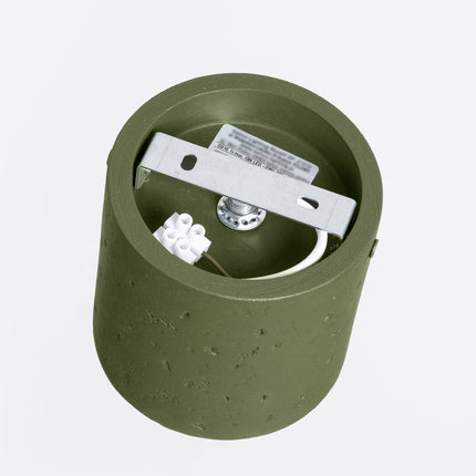 Plafonnier Cylindrique en Béton Vert Olive, vue sur fond coloré