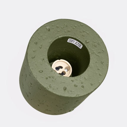 Plafonnier Cylindrique en Béton Vert Olive, packshot de trois quarts