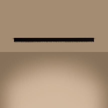 Plafonnier Design Poutre 120 cm noir allumé, éclairage 3000K directionnel vers le bas