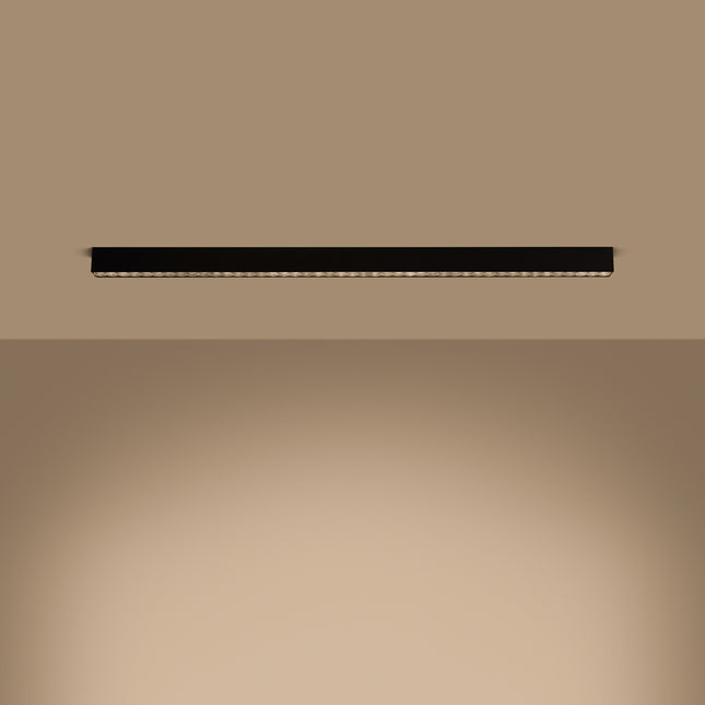 Plafonnier Design Poutre 120 cm noir allumé, éclairage 3000K directionnel vers le bas