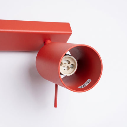 Plafonnier Directionnel 2 Spots LED Rouge Vif, packshot de trois quarts