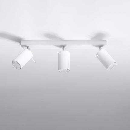 Plafonnier directionnel 3 spots LED blanc éclairant un salon