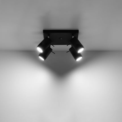 Plafonnier directionnel 4 spots noir au-dessus d'un plan de travail de cuisine
