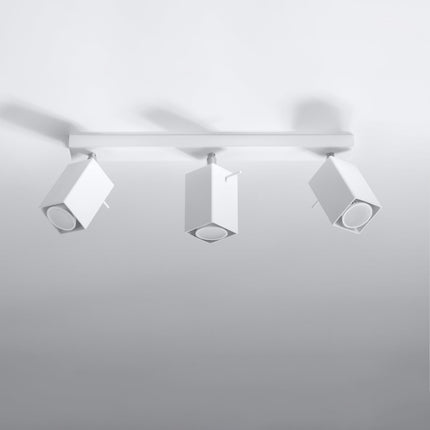 Plafonnier directionnel carré 3 spots LED blanc éclairant un salon